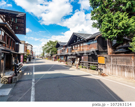 真夏に訪れた旅情豊かな古い街並みの景色　秋田県増田町 107263114