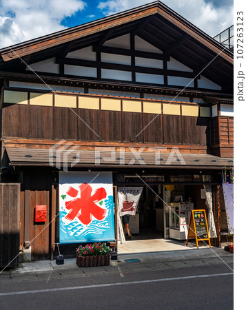 真夏に訪れた旅情豊かな古い街並みの景色　秋田県増田町 107263123