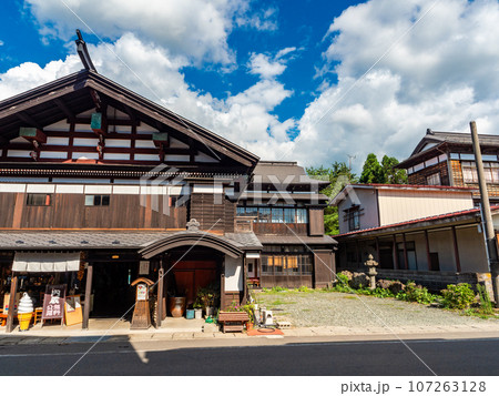 真夏に訪れた旅情豊かな古い街並みの景色　秋田県増田町 107263128