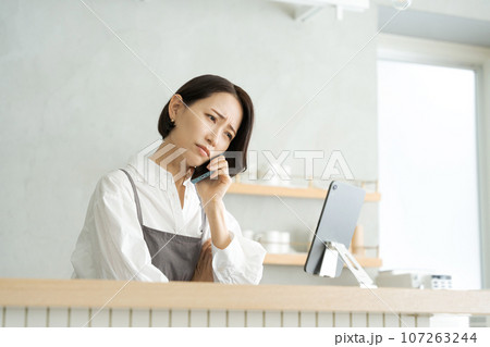 困った表情のカフェ店員 107263244