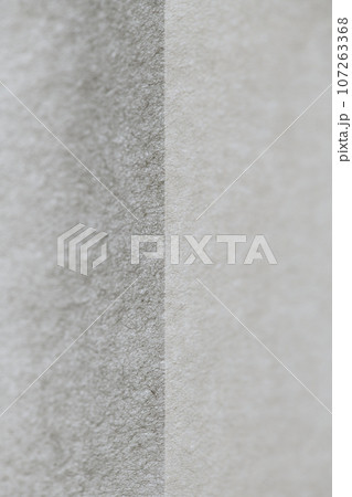 和紙による明暗イメージの背景素材 和紙による明暗イメージの背景素材 107263368