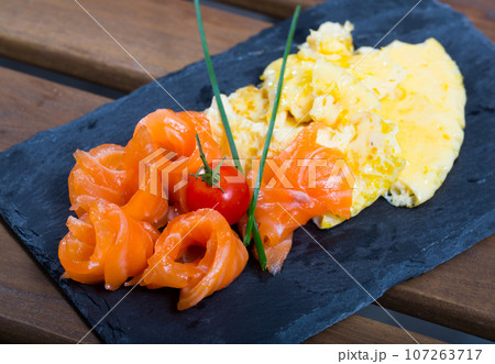 Omelette with smoked salmon 107263717