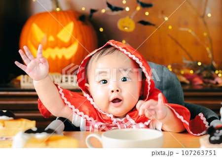 自宅で手作りハロウィンパーティー 赤ちゃん 赤ずきん コピースペース 自宅で手作りハロウィンパーティー 赤ちゃん 赤ずきん コピースペース 107263751