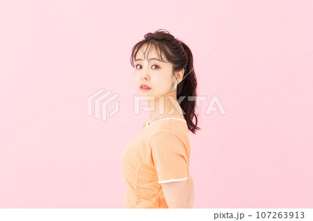 若い女性のビューティ 107263913