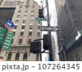マンハッタンの5番街と標識 107264345