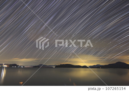 瀬戸内の冬の星景　東の空の星の軌跡 107265154