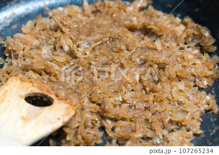 あめ色に炒めた玉ねぎ あめ色に炒めた玉ねぎ 107265234