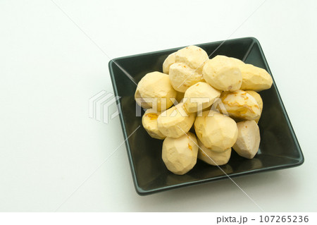 鬼皮、渋皮がむかれた生栗 鬼皮、渋皮がむかれた生栗 107265236