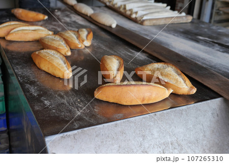 Bread in the oven, detail of old bakery 107265310