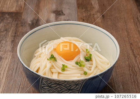 釜揚げうどん 月見うどん 釜揚げうどん 月見うどん 107265516