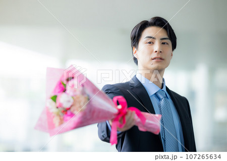 花束を持つスーツの男性　　 107265634