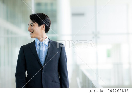 スーツを着た若い男性 　 107265818