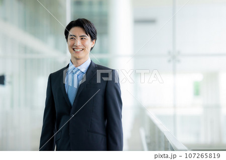 スーツを着た若い男性 　 107265819