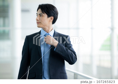 スーツを着た若い男性 　 107265823
