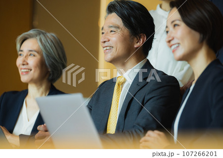 ビジネスシーン ビジネスシーン 107266201