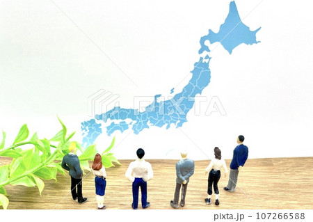 日本の今後を話し合うビジネスマン 107266588