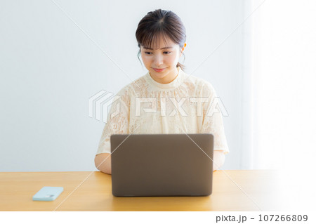 ノートパソコン 女性 ノートパソコン 女性 107266809