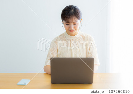 ノートパソコン 女性 ノートパソコン 女性 107266810
