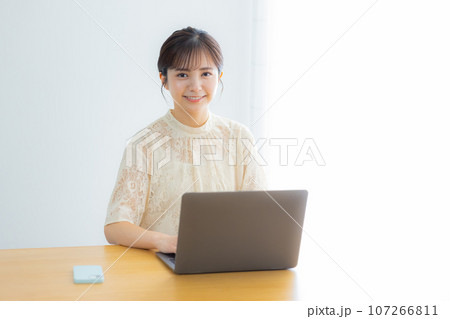 ノートパソコン 女性 ノートパソコン 女性 107266811