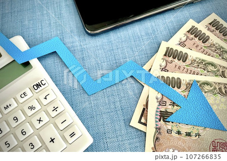下がる矢印とお金 ダウンや下向き 下がる矢印とお金 ダウンや下向き 107266835
