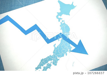 日本の不況やデフレのイメージと下がる矢印 日本の不況やデフレのイメージと下がる矢印 107266837