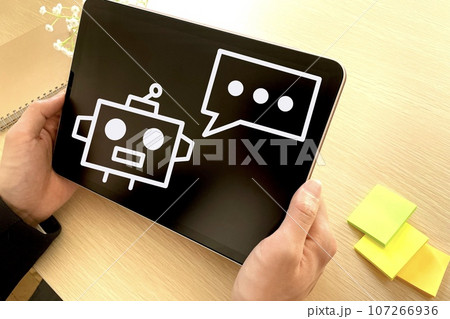 タブレットでチャットボットを使う人 107266936