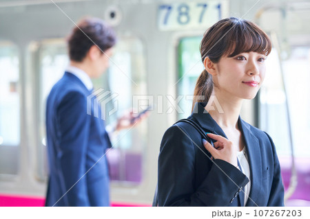 駅のホームにいる若い男女 撮影協力「京王電鉄株式会社」 駅のホームにいる若い男女 撮影協力「京王電鉄株式会社」 107267203