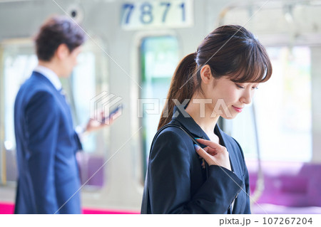 駅のホームにいる若い男女　撮影協力「京王電鉄株式会社」 107267204