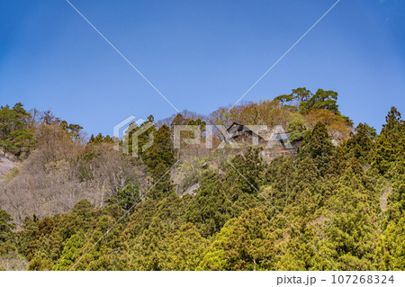 山形県山形市　山寺と通称される立石寺を下から見上げた眺め 107268324