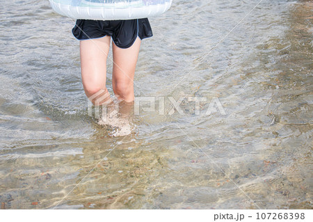 浮き輪と指定水着で水遊びをする女の子の画像　 107268398