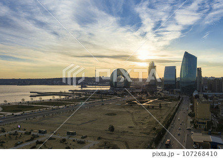 アゼルバイジャン・バクーの高層ビル群と夕日 / Baku, Azerbaijan 107268410