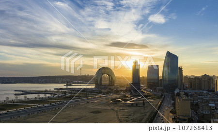 アゼルバイジャン・バクーの高層ビル群と黄昏の空 / Baku, Azerbaijan 107268413