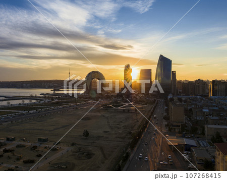 アゼルバイジャン・バクーの高層ビル群と黄昏の空 / Baku, Azerbaijan アゼルバイジャン・バクーの高層ビル群と黄昏の空 / Baku, Azerbaijan 107268415