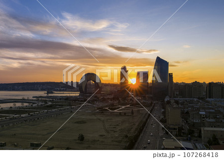 アゼルバイジャン・バクーの高層ビル群と黄昏の空 / Baku, Azerbaijan 107268418