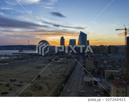 アゼルバイジャン・バクーの高層ビル群と宵の空 / Baku, Azerbaijan 107268421
