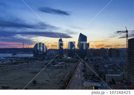 アゼルバイジャン・バクーの高層ビル群と宵の空 / Baku, Azerbaijan アゼルバイジャン・バクーの高層ビル群と宵の空 / Baku, Azerbaijan 107268425