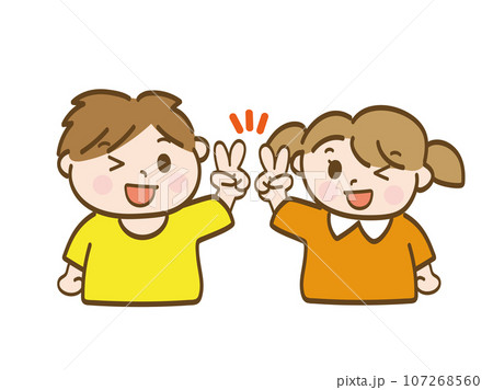 仲良くピースをする男の子と女の子_小学生低学年_幼児 107268560