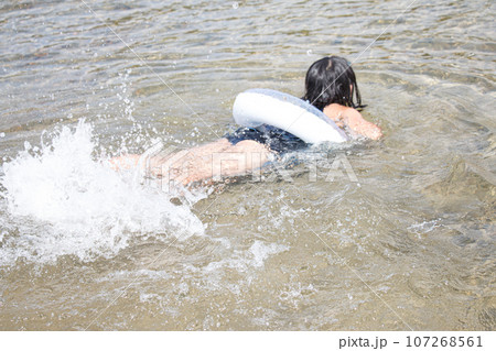 浮き輪と指定水着で水遊びをする女の子の画像 浮き輪と指定水着で水遊びをする女の子の画像 107268561