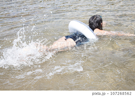 浮き輪と指定水着で水遊びをする女の子の画像 浮き輪と指定水着で水遊びをする女の子の画像 107268562
