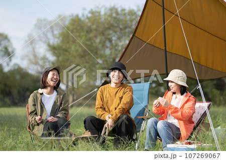 キャンプを楽しむ若い男女・焚き火・焼きマシュマロをするアウトドアイメージ キャンプを楽しむ若い男女・焚き火・焼きマシュマロをするアウトドアイメージ 107269067
