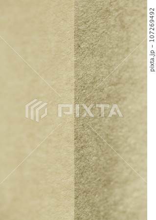 和紙による明暗イメージの背景素材 和紙による明暗イメージの背景素材 107269492