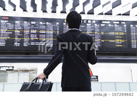 空港から出張をする若いビジネスマン 107269682