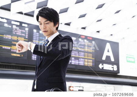 空港から出張をする若いビジネスマン 空港から出張をする若いビジネスマン 107269686