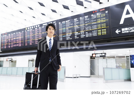 空港から出張をする若いビジネスマン 107269702