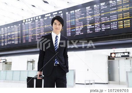 空港から出張をする若いビジネスマン 空港から出張をする若いビジネスマン 107269703