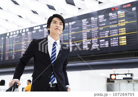 空港から出張をする若いビジネスマン 107269705