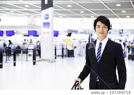 空港から出張をする若いビジネスマン 空港から出張をする若いビジネスマン 107269718