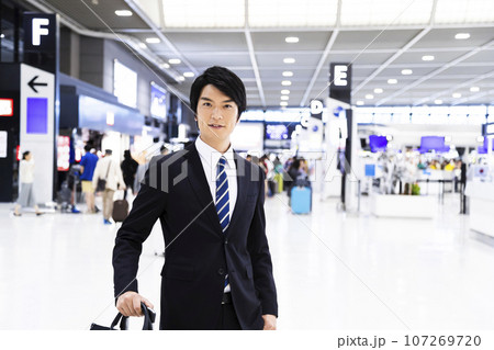 空港から出張をする若いビジネスマン 107269720