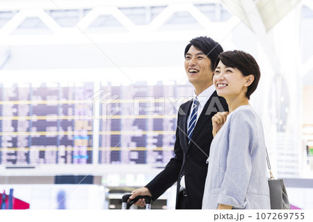 空港から出張をする若い男女のビジネスマン 空港から出張をする若い男女のビジネスマン 107269755
