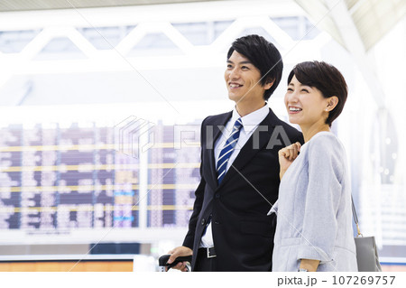 空港から出張をする若い男女のビジネスマン 107269757